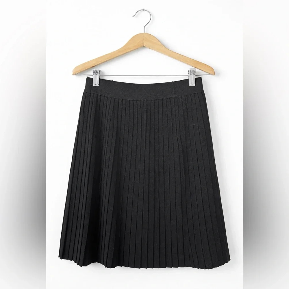 St. John Basics Black Pleated A-Line Skirt Size 6 Luxe Knit Classic Preppy